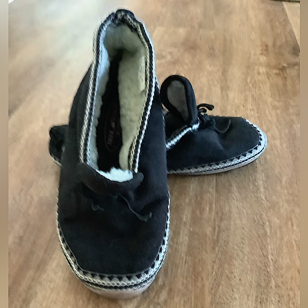Super comfy slippers. In pre owned condition. Warm lining.